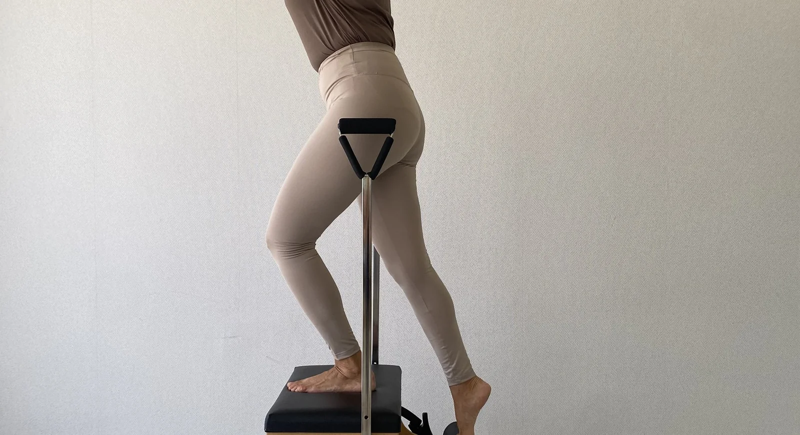 Ejercicio de estabilidad y control sobre una silla de Pilates